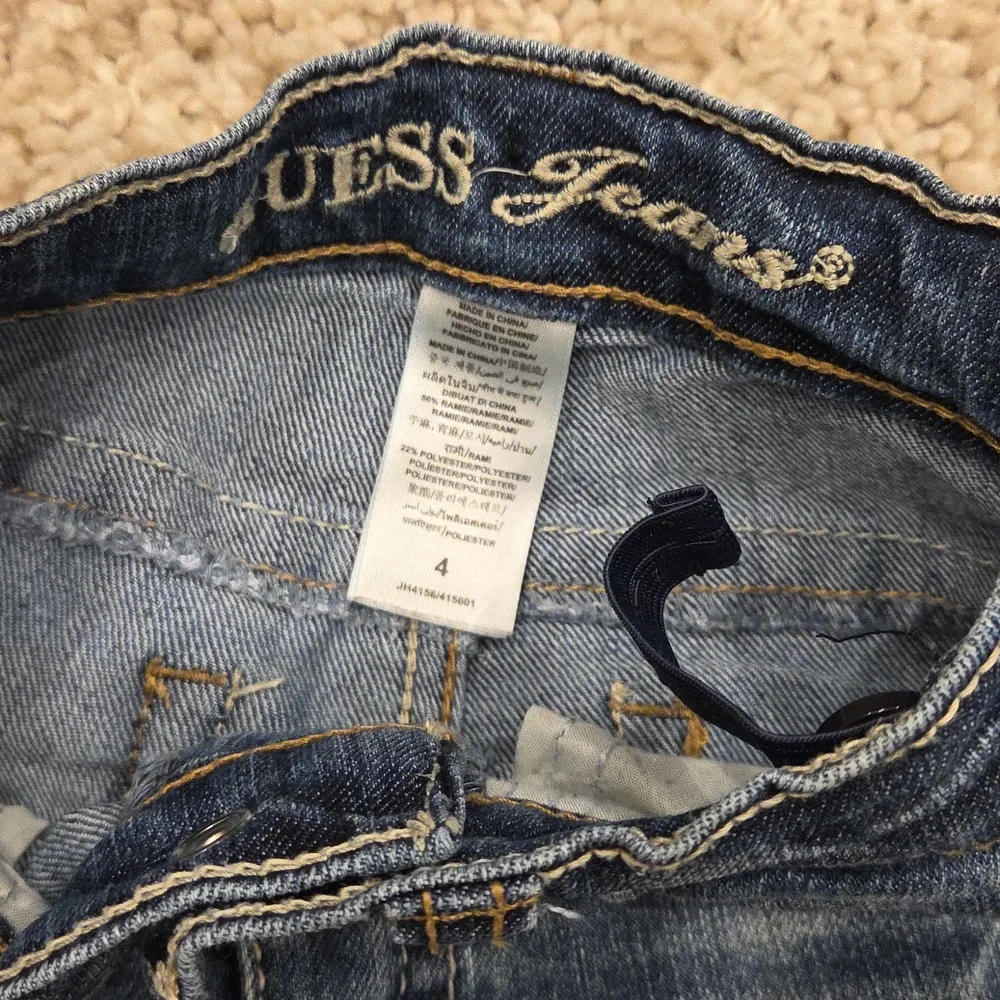 Guess Jeans Size 4 - Picture 3 of 5